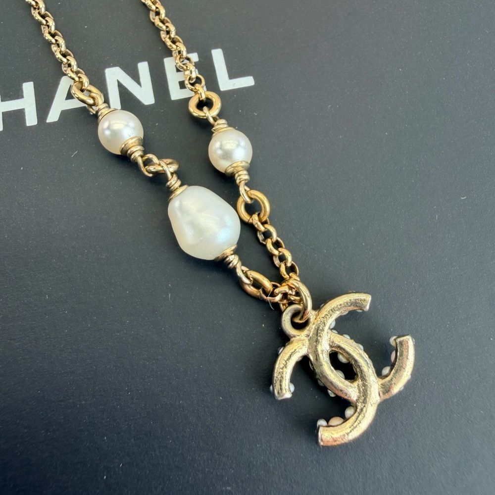 CHANEL Pearl & Crystal Gold Tone Bracelet C20 K - Picture 12 of 13